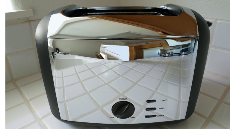 Toaster mit Edelstahl-Gehäuse reinigen