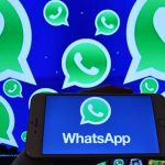 WhatsApp Logo auf Smartphone und Bildschirm