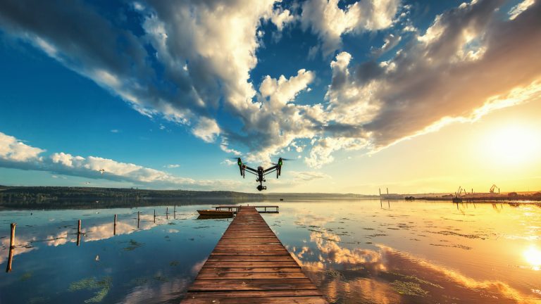 Mit der Drohne in den Sonnenuntergang fliegen: die besten Tipps für schöne Drohnen Fotos.