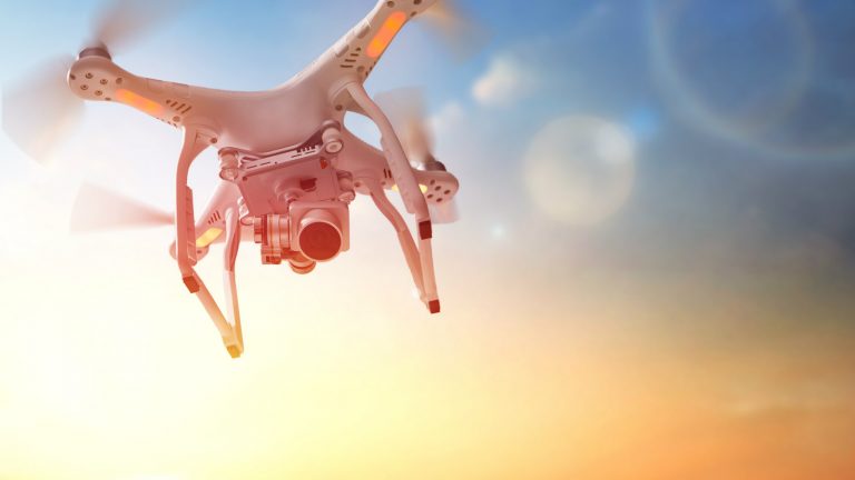 Drohne mit Kamera in der Luft