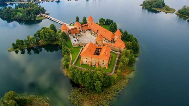 Plastisch wirkende Gebäude gefilmt von einer Drohne