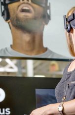 Neues VR-Headset von Facebook? Nutzerin von Oculus Rift