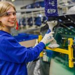 VW-Mitarbeiterin mit Datenbrille