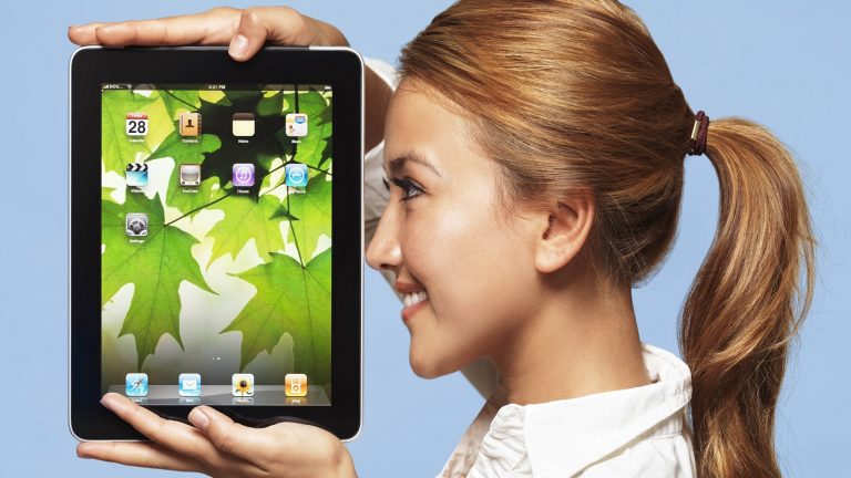 Eine Frau mit einem iPad