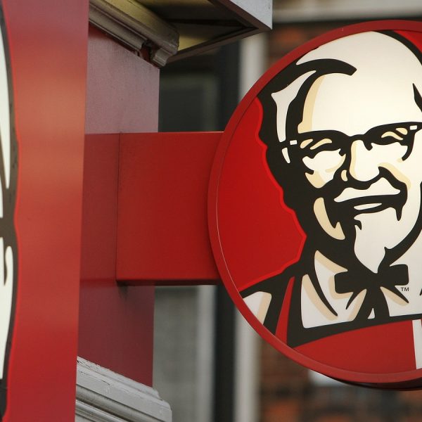 Das Logo des H&auml;hnchenbraters KFC