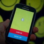 EIn Smartphone mit der Snapchat-App
