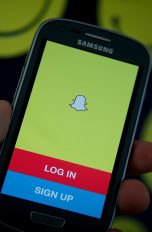 EIn Smartphone mit der Snapchat-App