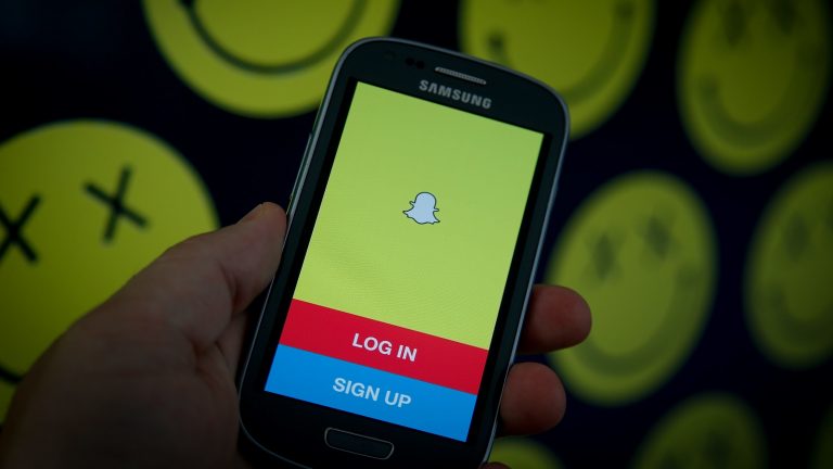 EIn Smartphone mit der Snapchat-App