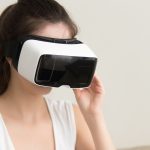 Frau mit Virtual-Reality-Brille