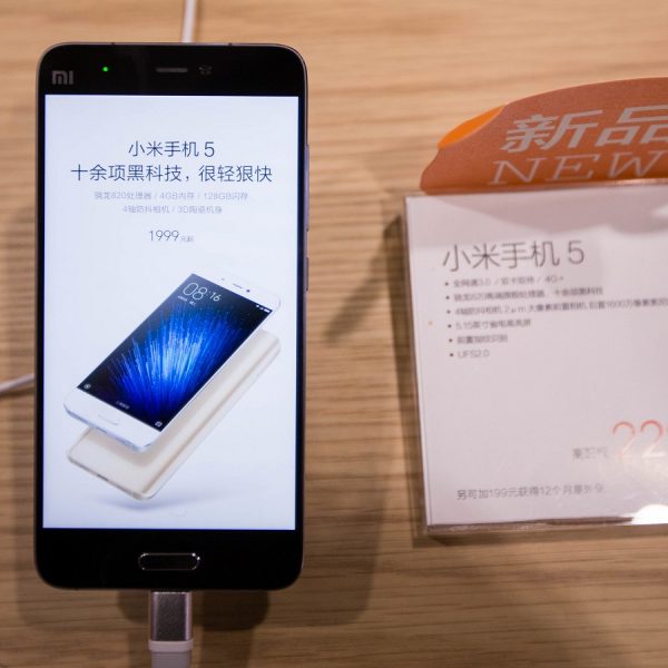 Das Xiaomi Mi 5 in einem Gesch&auml;ft in China.