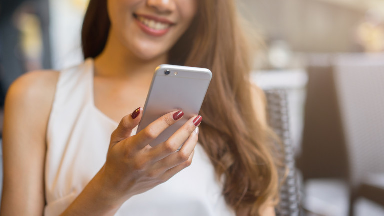 iPhone-Erinnerungen erstellen: So vergisst du nie wieder Termine Frau diktiert Siri eine Erinnerung auf dem iPhone