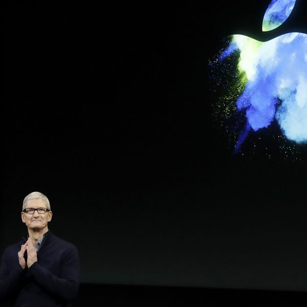 Tim Cook vor Apple-Logo
