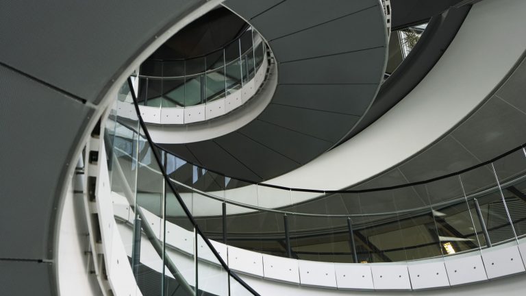 Markante Spiral-Architektur im Gebäude