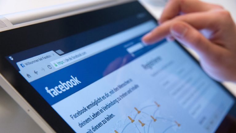 Facebook auf einem Tablet