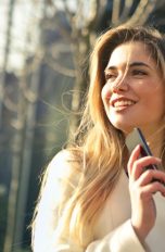 LG V30: Viele neue Bilder nach LG-Werbeaktion aufgetaucht Frau hält vermeintliches LG mit der Vorderseite zur Kamera