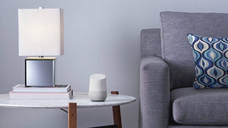 Mit dem Google Home Lautsprecher den Fernseher mit der Stimme steuern.