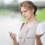 Frau will deaktiviertes iPhone entsperren