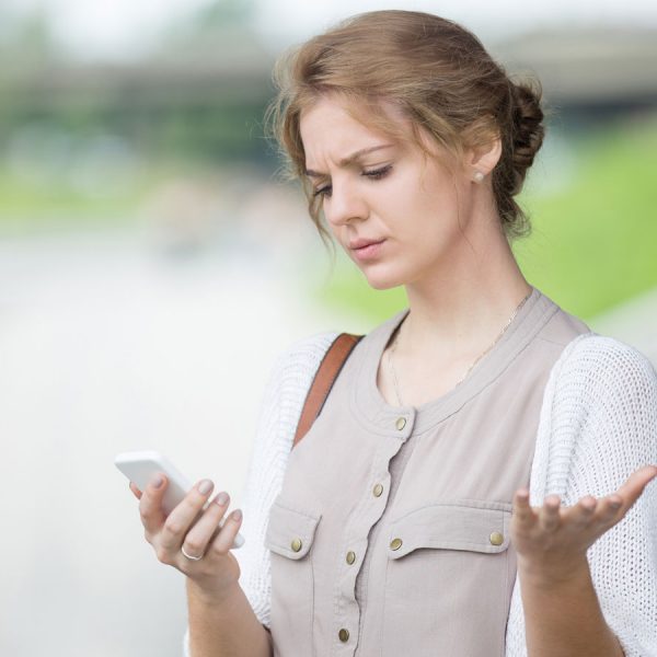 Frau will deaktiviertes iPhone entsperren