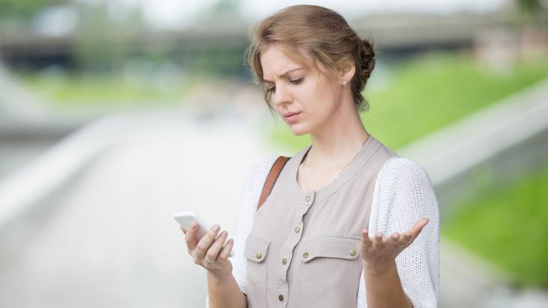 Frau will deaktiviertes iPhone entsperren