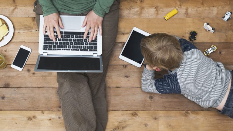 Kind und Eltern nutzen Apple-Familienfreigabe auf iPad und Mac