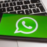 WhatsApp Logo auf Smartphone