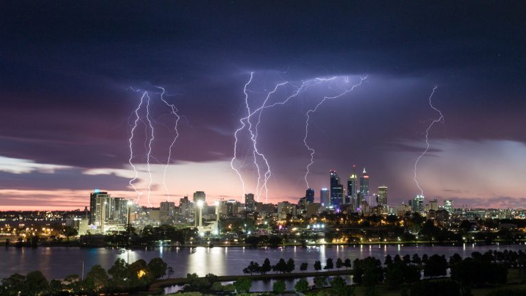 Blitze über einer Hochhäuser Skyline in Abendstimmung