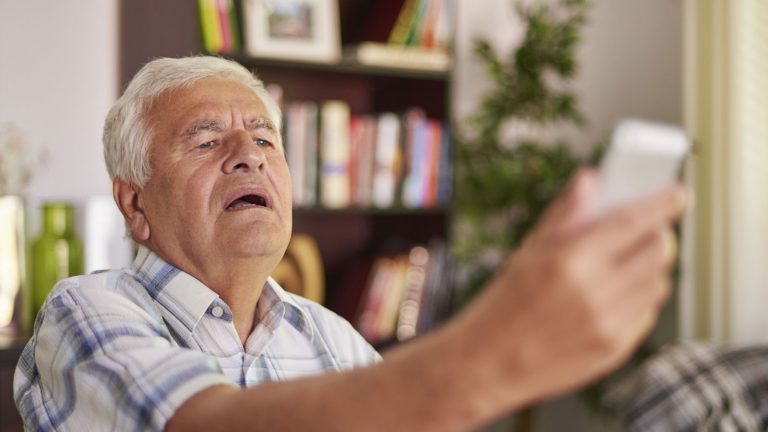 Ältere Menschen haben oft Probleme, etwas auf dem Smartphone zu erkennen