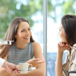 Zwei Freundinnen im Caf&eacute;