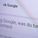 Der digitale Assistent Google Assistant auf einem Smartphone