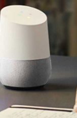 Der intelligente Lautsprecher Google Home beherrscht auch Spiele und lustige Sprüche