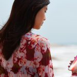 Frau schaut auf das iPhone X