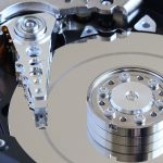 Festplatte mit offengelegtem Lesekopf