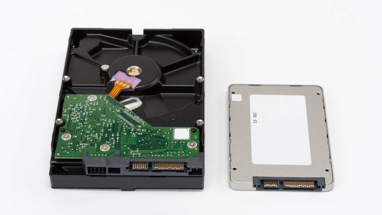 Festplatte und SSD im Größenvergleich