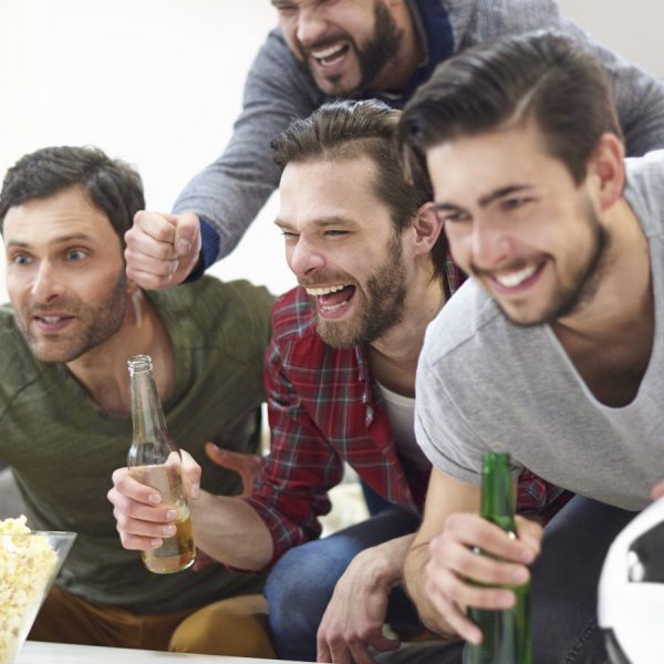 Fu&szlig;ballfans vorm TV