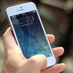 gesperrtes iPhone in der Hand