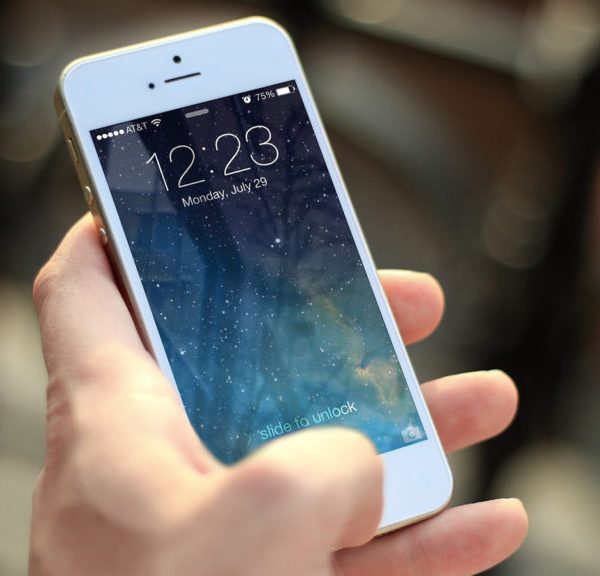 gesperrtes iPhone in der Hand