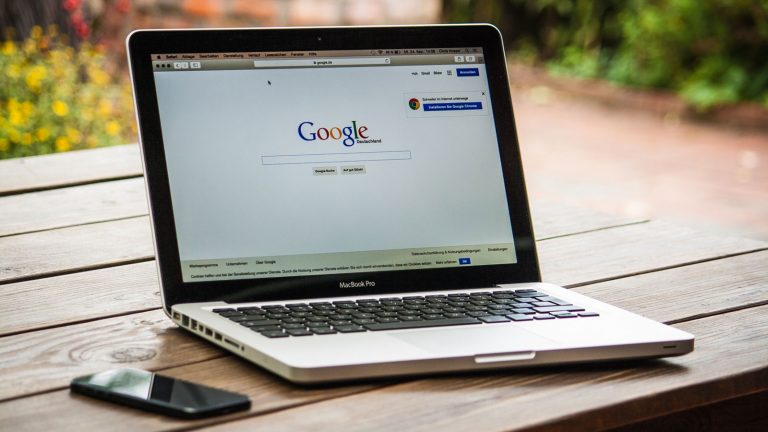 Ein MacBook Pro mit geöffnetem Safari-Browser und Google als Startseite.