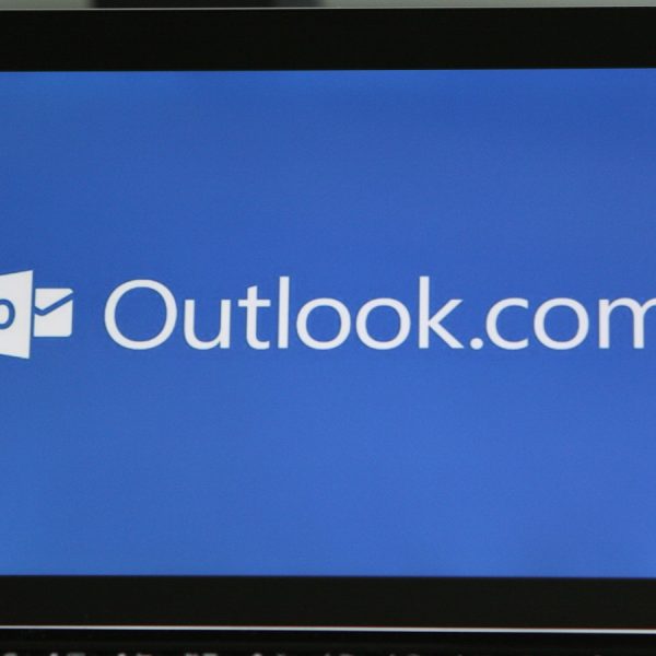 Das Programm Outlook auf einem Laptop