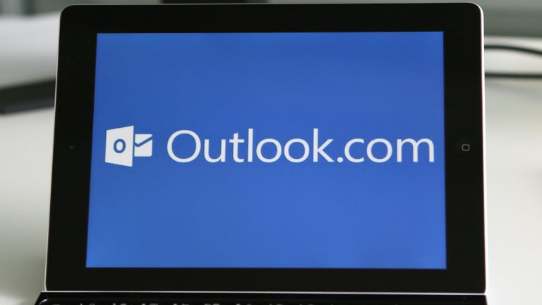 Das Programm Outlook auf einem Laptop