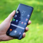 Mann h&auml;lt Galaxy S8 Plus in der Hand