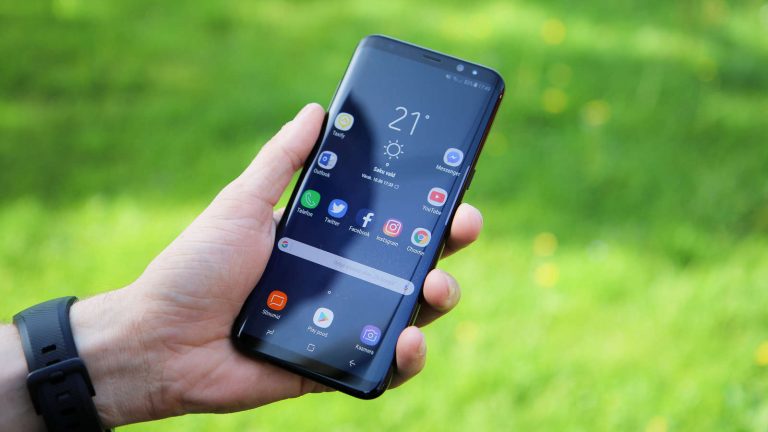 Mann h&auml;lt Galaxy S8 Plus in der Hand