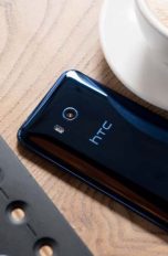 Das HTC U11 liegt mit dem Display auf dem Tisch zusammen mit einer Tasse Kafee