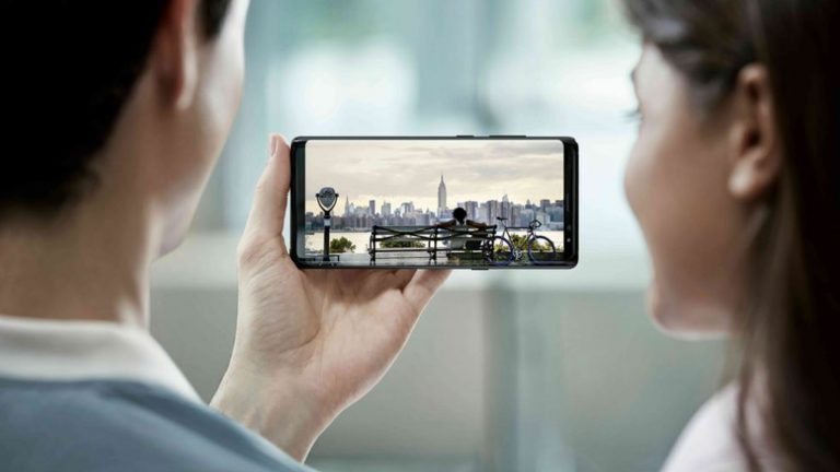 Zwei Menschen betrachten das Display des Samsung Galaxy S9 im Landscape-Modus