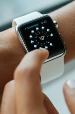 Apple Watch Funktionen wie Uhrzeit- und Wetteranzeige