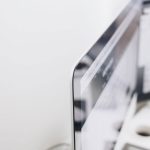 Zwei Personen betrachten einen PC-Monitor im B&uuml;ro