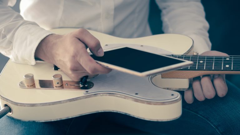 Musiklehrer auf dem Smartphone: Gitarre lernen Apps