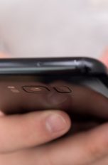 Google Files Go: Neuer Android-Dateimanager geleakt Smartphone in Hand