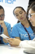 Offiziell: Honor 7X kommt nach Deutschland Mitarbeiter von Honor