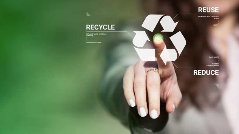 Frau nutzt Recycling-App auf einem virtuellen Bildschirm