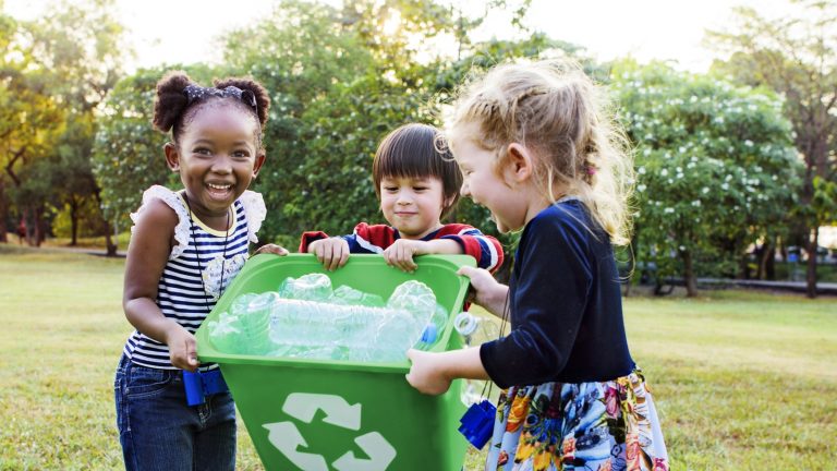 Kinder lernen Recycling spielend